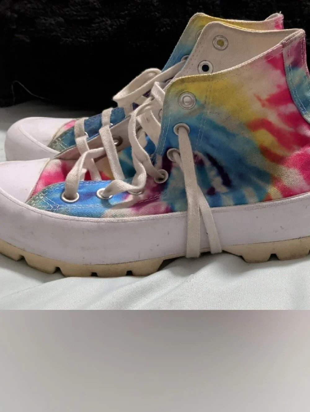 Converse colorful tie